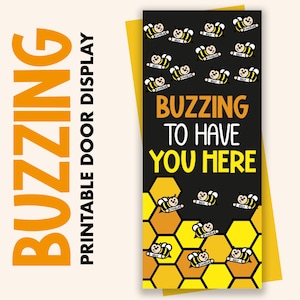 Könnte beinhalten: Ein schwarzes und gelbes bedruckbares Türschild mit dem Text "Buzzing to have you here" und einem Wabenmuster mit Bienen.