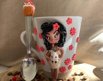 Vaiana sur une tasse ou mug en céramique pour le thé, tisane, café  décorée avec de la pâte polymère, elle est livrée avec la cuillère !