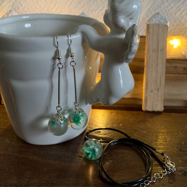 Parure de bijoux, boucles d’oreilles et collier en résine époxy en forme de boules avec des petites fleurs séchées vertes ! Fait main