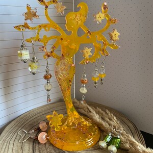 Arbre fée porte bijoux réalisé en résine époxy de couleur jaune et paillettes scintillantes assorties Idée cadeau. Fait main zdjęcie 2