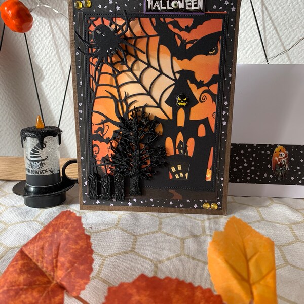 Carte double à offrir sur le thème d’Halloween ! Entièrement réalisée à la main. Cette maison hantée attend d’être adoptée !