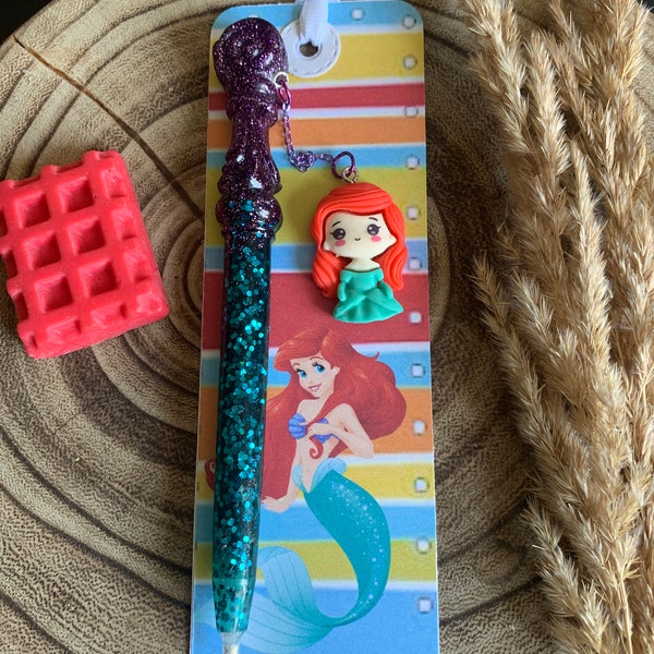 Stylo ou stylet de peinture diamant  Ariel la petite sirène ! Réalisé en résine époxy. Il est livré avec son marque pages assorti