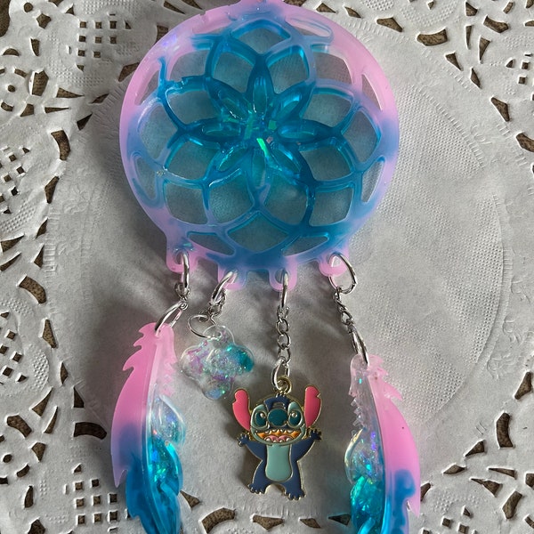 Key ring or bag jewelry, with this magnificent dream catcher made of epoxy resin in holographic blue with stitchh! Handmade