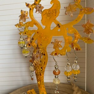 Arbre fée porte bijoux réalisé en résine époxy de couleur jaune et paillettes scintillantes assorties Idée cadeau. Fait main zdjęcie 7