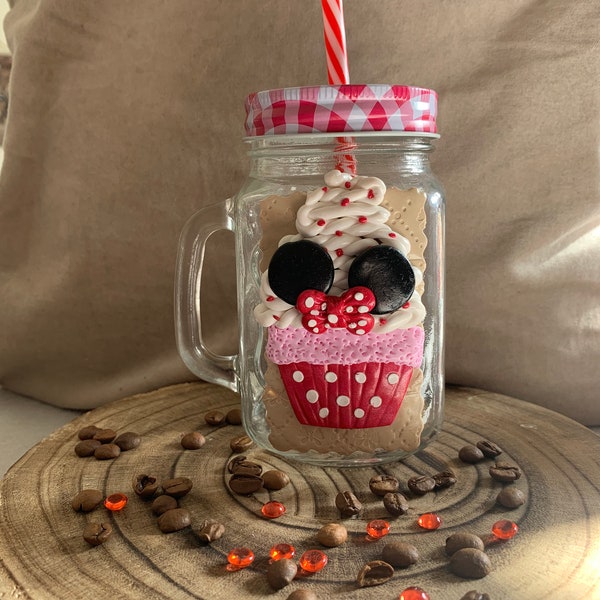 Cup cake avec Minnie sur un mug ou tasse avec couvercle et paille pour toutes boissons elle est décorée en pate polymère ! Fait main