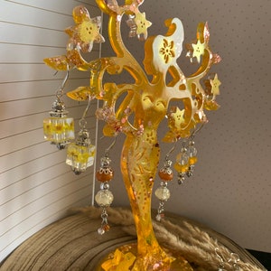 Arbre fée porte bijoux réalisé en résine époxy de couleur jaune et paillettes scintillantes assorties Idée cadeau. Fait main zdjęcie 5