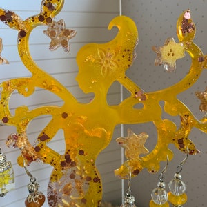 Arbre fée porte bijoux réalisé en résine époxy de couleur jaune et paillettes scintillantes assorties Idée cadeau. Fait main image 4