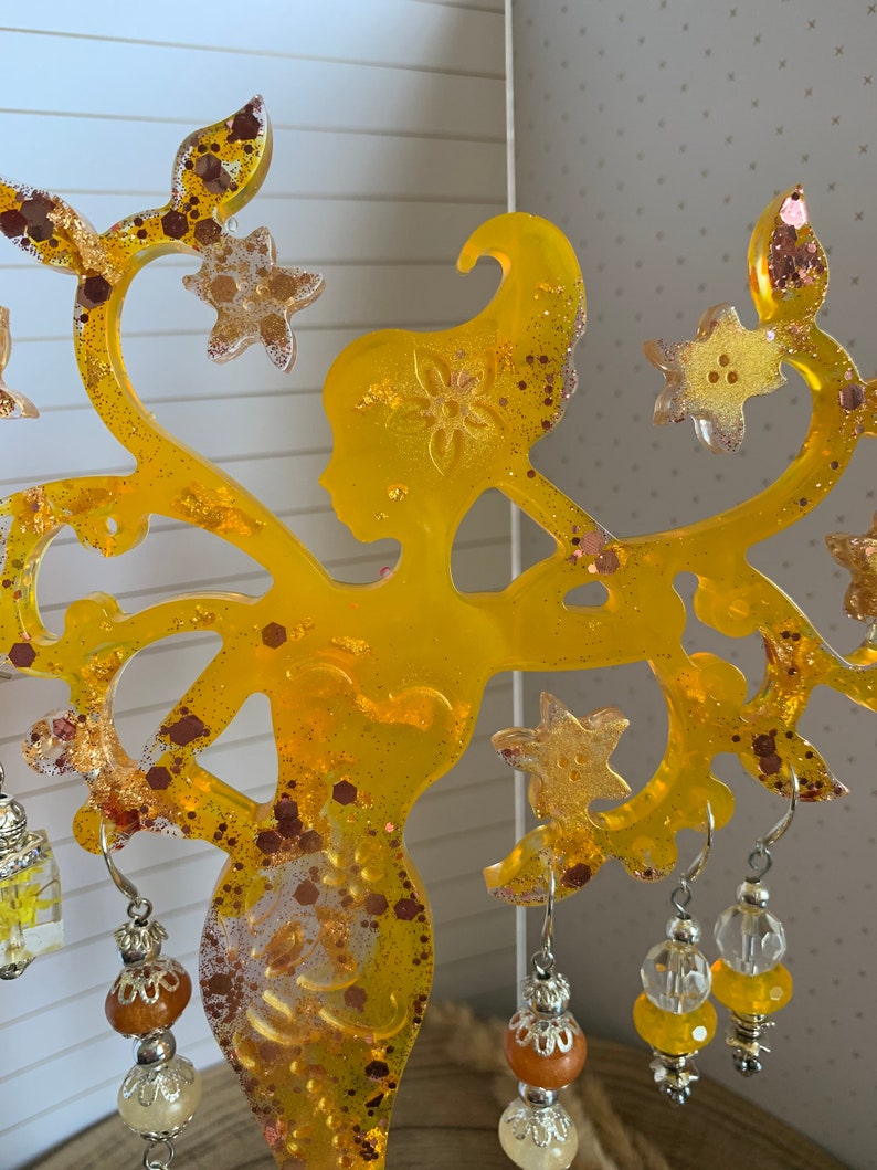 Arbre fée porte bijoux réalisé en résine époxy de couleur jaune et paillettes scintillantes assorties Idée cadeau. Fait main image 4