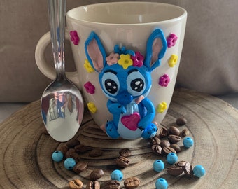 Stitch sur un mug ou tasse pour le thé, café, tisane, Elle est décorée en pate polymère livrée avec la cuillère. Fait main