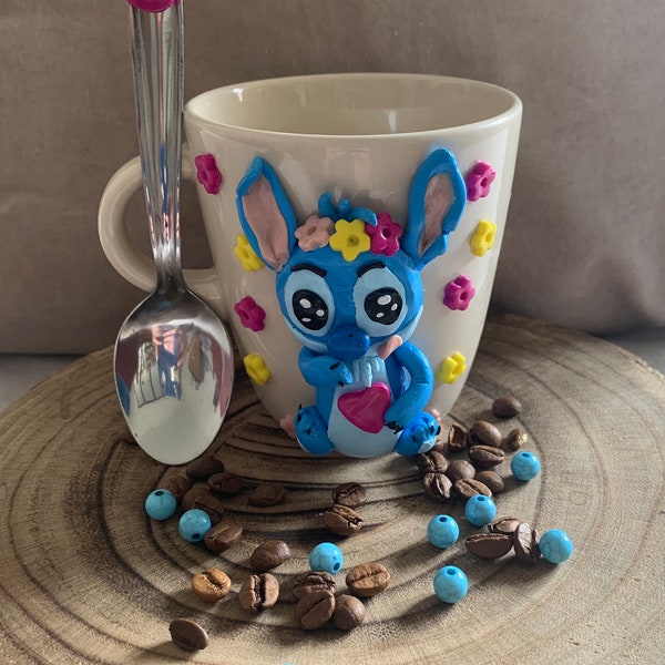 Stitch sur un mug ou tasse pour le thé, café, tisane, Elle est décorée en pate polymère livrée avec la cuillère. Fait main