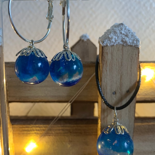 Parure de bijoux, boucles d’oreilles et collier, en forme de boules de couleur bleu nuit réalisé en résine époxy ! Fait main