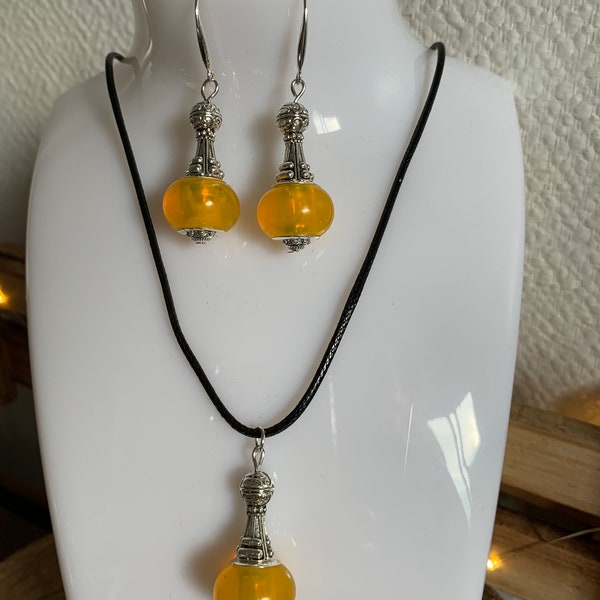 Magnifique arure de bijoux, collier et boucles d’oreilles réalisés en résine époxy de couleur jaune soleil ! Fait main