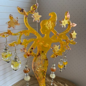 Arbre fée porte bijoux réalisé en résine époxy de couleur jaune et paillettes scintillantes assorties Idée cadeau. Fait main zdjęcie 3