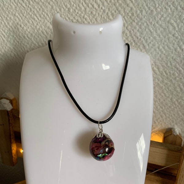 Magnifique collier avec le pendentif réalisé en résine époxy, j’ai ajouté des fleurs séchées à l’intérieur ! Fait main