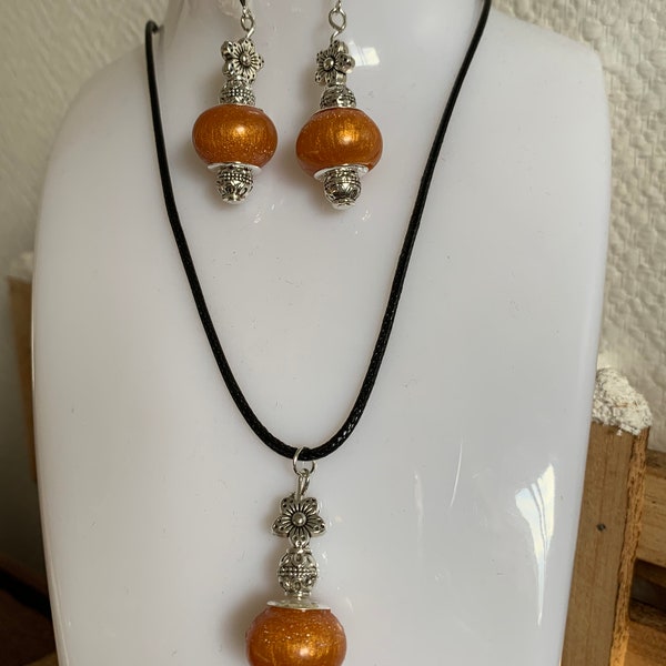 Parure de bijoux, collier et boucles d’oreilles réalisée en résine époxy de couleur doré ! Fait main