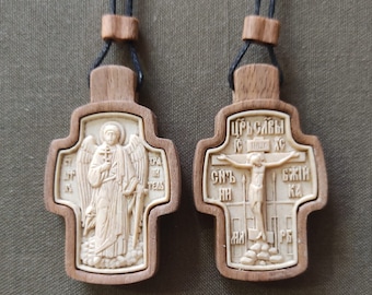 La cruz es de doble cara. Colgante alrededor del cuello. La crucifixión de Jesucristo. Santo Ángel de la Guarda. Icono de madera hecho a mano. Regalo. Recuerdo.