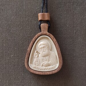 St. Seraphim von Sarow.Ein Anhänger um den Hals.Ein christlicher Heiliger.Divejewskaja Kloster.Sarow Kloster.Handgeschnitzte hölzerne Ikone.Geschenk.Souvenir.
