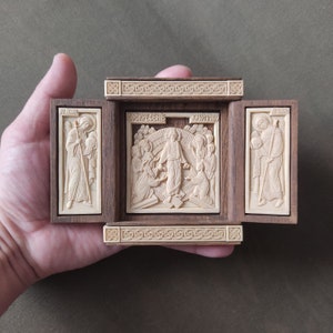 Carved handmade wooden icon.Triptych.Resurrection of Christ.Easter.Christ is Risen.Archangel Michael.Archangel Gabriel.Folding.Orthodox.Gift