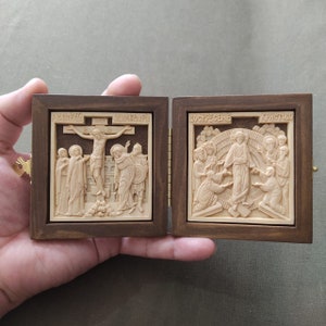 Gesneden handgemaakte houten icoon. Kruisiging van Jezus Christus. Wederopstanding van Christus.Diptych.Folding.Orthodox.Catholic.Easter.Religious cadeau.