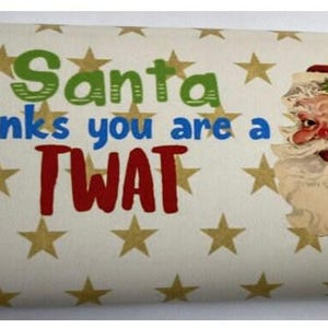 Op de afbeelding: Een verpakte chocoladereep met een feestelijk ontwerp. De verpakking heeft gouden sterren, de tekst "Santa Thinks you are a TWAT" in groen, blauw en rood, en een vintage illustratie van de kerstman.