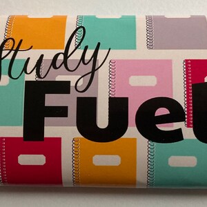 Puede incluir: Un fondo blanco con un patrón repetido de cuadernos coloridos. El texto "Study Fuel" está impreso en letras negras.