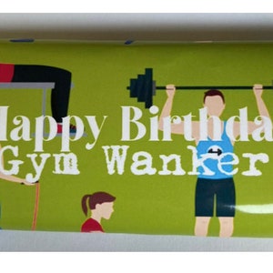 Op de afbeelding: Een groene en witte chocolade reep met een cartoonillustratie van mensen die sporten. De tekst "Happy Birthday Gym Wanker" staat op de reep gedrukt.