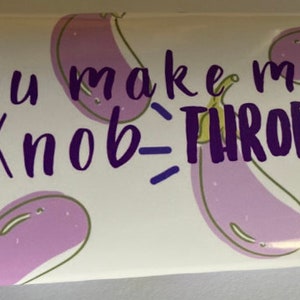 Könnte beinhalten: Eine weiße Schokoladentafel mit einem violetten Auberginen-Design und dem Text "You make my knob-throb".