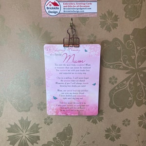 En memoria amorosa de una tarjeta especial junto a la tumba de mamá