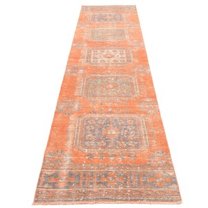 Peut inclure: Tapis couloir vintage orange et gris avec un motif rectangulaire. Le tapis présente un design vieilli avec des couleurs délavées et un motif rectangulaire. Fabriqué dans un matériau durable, il convient aux zones à fort passage. Mesure environ 200 cm de long.