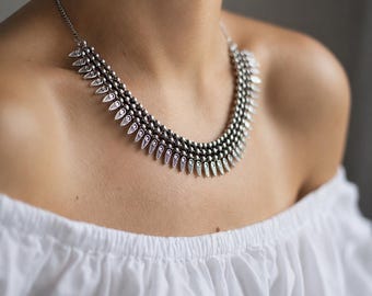 Collier tendance en laiton, gouttes texturées | Collier artisanal en laiton | Bijoux de style tribal | Ras de cou bohème inspiré
