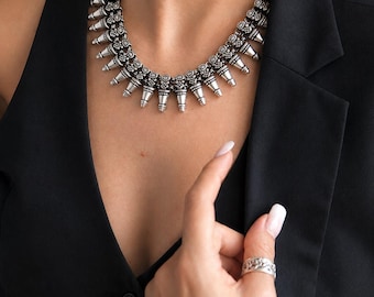 Collier tribal à pointes, tour de cou bohème en argent oxydé, collier ethnique tendance, bijoux bohèmes