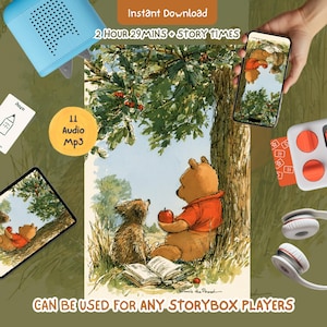 Puede incluir: Una ilustración digital de Winnie the Pooh y Piglet sentados bajo un árbol con un libro abierto, acompañada de un altavoz azul, un teléfono inteligente, una tableta, auriculares y el texto Instant Download 2 HOUR 29MINS + STORY TIMES.