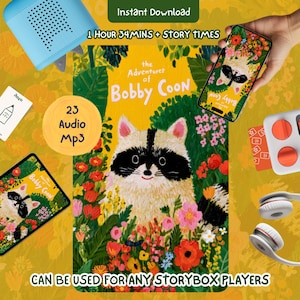 Może przedstawiać: Cyfrowy audiobook zatytułowany The Adventure of Bobby Coon z ilustracją szopa pracza otoczonego kolorowymi kwiatami. Zestaw zawiera 23 pliki audio MP3, jasnoniebieski głośnik, smartfon, tablet oraz białe słuchawki.