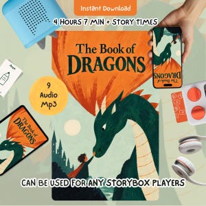 Puede incluir: Colección de audio digital The Book of Dragons con un dragón verde y un niño en la portada. Incluye 9 archivos MP3, 4 horas y 7 minutos de historias, compatible con reproductores storybox, mostrada en tableta, teléfono y altavoz.