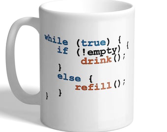 Könnte beinhalten: Eine weiße Keramik-Kaffeetasse mit einem darauf gedruckten Code-Snippet. Der Code lautet: "while (true) { if (!empty) { drink(); } else { refill(); } }"