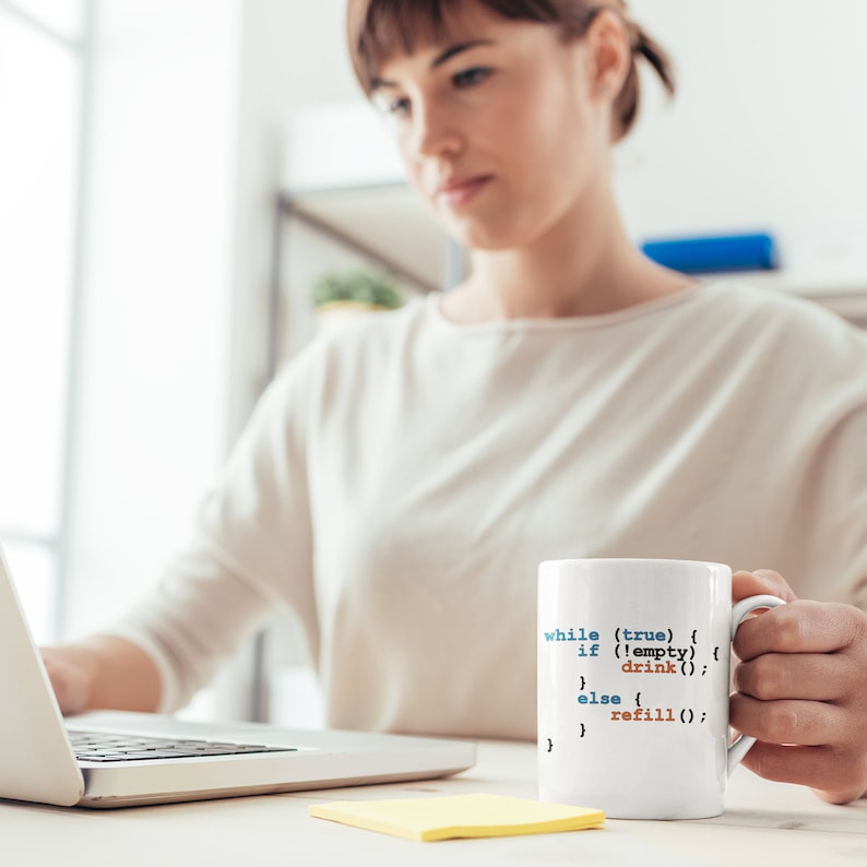 K&ouml;nnte beinhalten: Eine wei&szlig;e Keramiktasse mit einem Code-Snippet darauf gedruckt. Der Code lautet: "while (true) { if (!empty) { drink(); } else { refill(); } }".