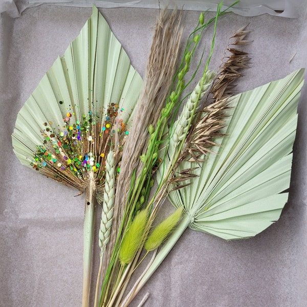 Venom Bunch - Green Palm Spear Dried Flower Arrangement - Dried Flower Bouquet- Cake topper