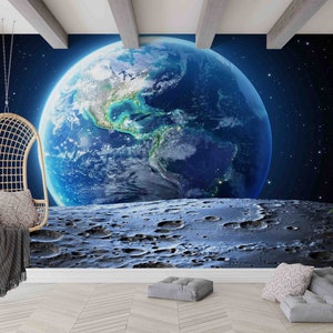 Peut inclure: Une Terre bleue et verte vue de l'espace, avec une surface cratérisée au premier plan. La Terre est partiellement cachée par un nuage blanc et moelleux. L'image est une illustration numérique.