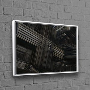 Op de afbeelding: Abstracte geometrische kunstafdruk in een witte lijst. Het kunstwerk toont een complex patroon van elkaar kruisende lijnen en vormen in grijstinten en zwart, waardoor een driedimensionaal effect ontstaat. Het stuk is gemonteerd op een grijze bakstenen muur.