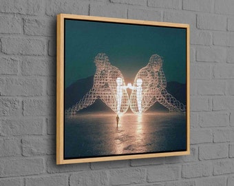 Op de afbeelding: Een digitale kunstprint van twee gloeiende, draadframe figuren die elkaar aankijken, met een kleinere figuur die in het midden van de afbeelding naar hen toe loopt.
