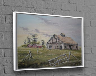 Könnte beinhalten: Gerahmtes Gemälde, das eine ländliche Landschaft mit einer verwitterten Scheune und einem kleineren roten Gebäude zeigt. Das Kunstwerk verwendet eine gedämpfte Farbpalette aus Grün-, Braun- und Blautönen, mit einem zerbrochenen Zaun im Vordergrund. Der Himmel ist bewölkt.