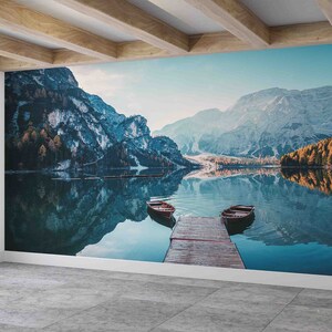 Carta artigianale con vista sulle montagne, adesivi murali con vista sul lago, adesivi murali con barche sul lago di Braies nelle Dolomiti, carta digitale con paesaggio,