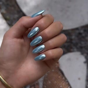 Blue Ice Chrome-persnagels: handgeschilderde lange amandelvalnagels