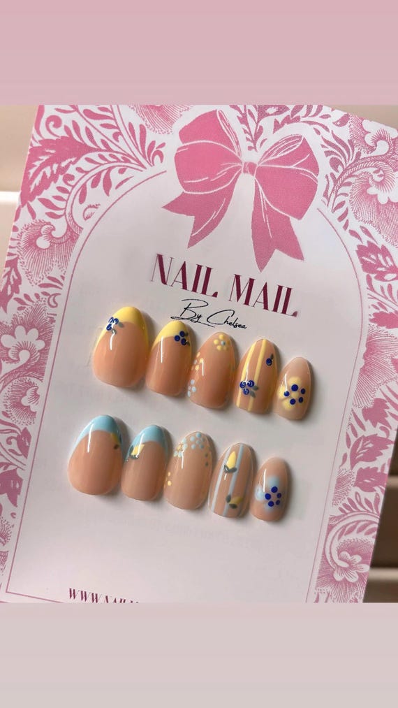 レモンブルーベリープレスオンネイル - アーモンドイエローフレンチ