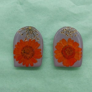 Pressed Flower Polymer Clay & Resin Magnetic - Fridge Magnet - Refrigerator Magnet - Handmade - Orange and White Flowers - Gray Base - Arch