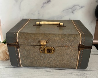 Vintage Train Case, Retro Luggage, Vintage Make Up Case, Vintage Travel Case, Old Fashion Travel Case, Cosmetic Case, Grey Travel Case