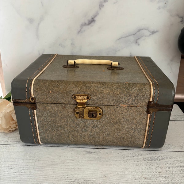 Vintage Train Case, Retro Luggage, Vintage Make Up Case, Vintage Travel Case, Old Fashion Travel Case, Cosmetic Case, Grey Travel Case