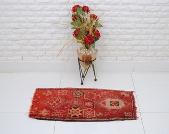 Small Moroccan Rug, Vintage Moroccan rug, Boujaad Rug Hand Woven, Berber rug , Red Abstract Moroccan Rug 75 x 45 cm - 2.4 x 1.4 ft