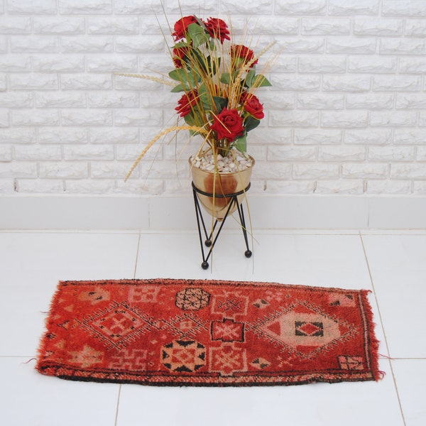 Small Moroccan Rug, Vintage Moroccan rug, Boujaad Rug Hand Woven, Berber rug , Red Abstract Moroccan Rug 75 x 45 cm - 2.4 x 1.4 ft