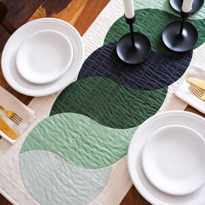 Continuum - Moderne gewatteerde tafelloper | Handgemaakte patchwork tafeldecoratie | Groene en marineblauwe tafelloper | Hedendaagse woondecoratie